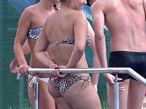 Sexy en bikini, des nanas chaudes avec des chattes mouillées