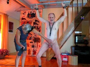 Fixé à quatre pattes ma dame *** mes parties génitales