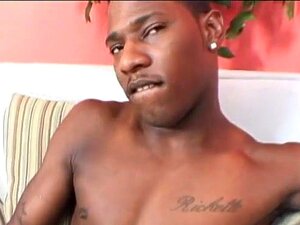 Fraîche dans une vidéo hardcore gay noire. Fresh est un beau black