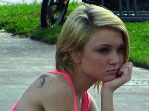 Une mignonne auto-stoppeuse se masturbe dans une voiture. La petite
