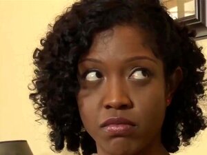 La babysitter ébène gicle pendant une chevauchée de bite anale