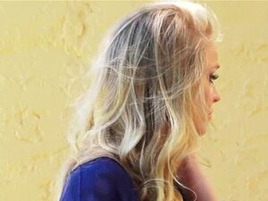 L'auto-stoppeuse Staci Carr a exhibé ses beaux seins et a sucé.