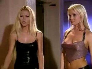 Sylvia Saint baise un garde de sécurité