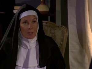 Une nonne en chaleur se tape une salope lesbienne. La nonne en chaleur