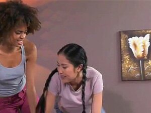 Maman, des babysitters noires et asiatiques, baisent une milf blonde