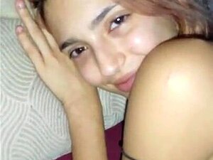 Baise douloureuse avec une mignonne vierge dans son lit de jour la