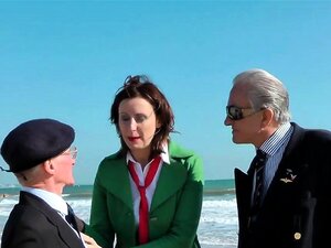 Une mature anglaise éjaculée dans la bouche dans un trio senior