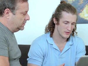 Laissez-vous enivrer par l'incroyable talent oral de la sexy Kelsey