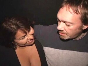 Gros cul, femme latina aux gros seins se fait baiser en gang dans un