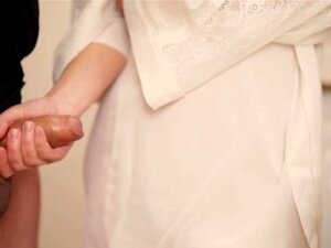 Je l'ai surpris en train de se branler dans les toilettes et je lui