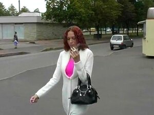 pute rousse suçant dans la voiture pour que tout le monde puisse voir