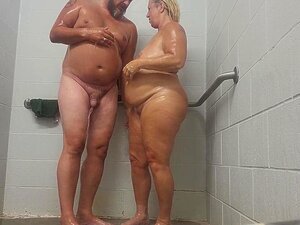 Du sexe sous la douche avec du sperme dans la gorge, après une