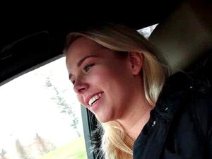 Bombe blonde se prépare à se faire baiser fort. Bombe blonde se