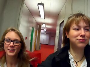 Premières : Des femmes baisent dans la bibliothèque de l'université