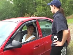 Un policier corrompu arrête une fille