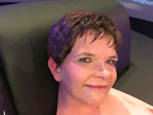 Une beauté amateur vierge essaie son bukkake pour les premiers -