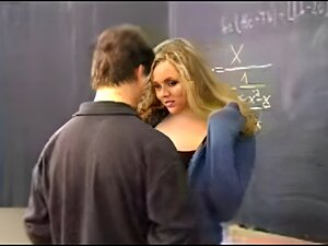 Jolie écolière potelée baise le professeur. F70