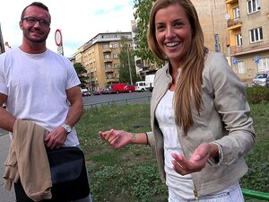 Des jumeaux baisent et pissent sur un mec marié