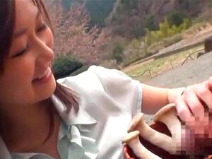 La mignonne asiatique aux gros seins Sayuki Kanno dans