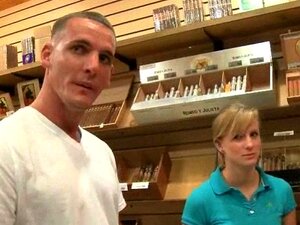Une blonde maigre se déshabille dans un magasin pour de l'argent