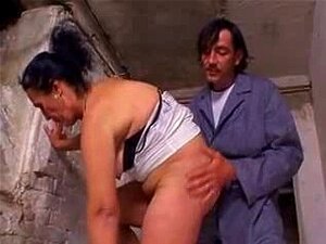 Mamie poilue avec des seins tombants baisée dans tous les trous