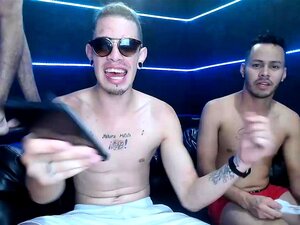 Petite amie amateur dans un trio hardcore dans une voiture de camping