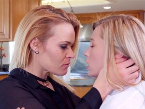 MILF lesbienne en bas résille se fait ciseauner. MILF lesbienne en