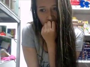 Admirez cette fraîche coquine se masturber devant sa webcam en