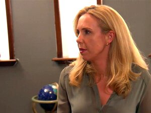 Une blonde amateur avec des lunettes sert une grosse bite à la