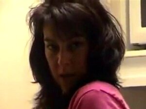 Femme coquine se masturbe dans la cuisine