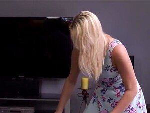 Regarde DADDY4K. La nana ennuyée décide de baiser spontanément avec