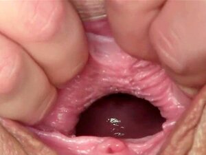 La mignonne tchèque épicée écarte son petit cul délicieux à la