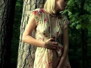 Enchanteresse fragile minous vulve dans les backwoods