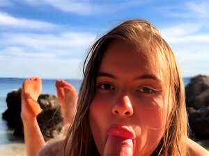 Babe Se fait Baiser et Creampied sur la Plage-Amateur