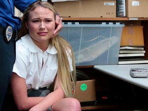 Alyssa Coles, avec sa chatte fraîche, devient dure comme la rame.