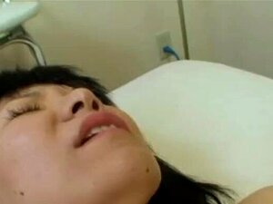 Découvrez la passion brute d'une femme japonaise mature alors qu'elle