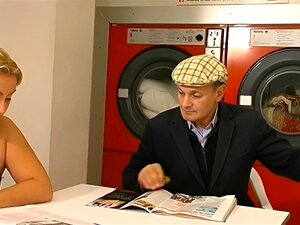 Jeune blonde française se fait baiser le cul dans un trio avec Papy