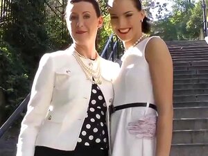 Lezzie en nylon britannique avec des doigts, nylon britannique mature