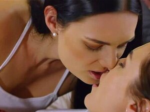 Lesbiennes brunes européennes de Lesbea amoureuses Alya Stark et