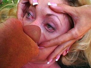 Une mature chaude le voit dans ses yeux