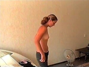 Scène vidéo maison réelle avec une mignonne majeure timide et