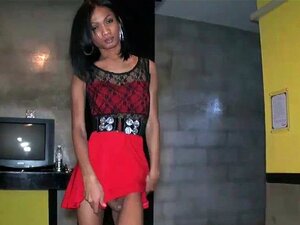 Superbe ladyboy bien membrée se fait baiser le trou du cul serré