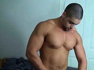 Musclé gay attaché et baisé