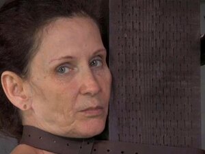 L'esclave BDSM Emma Haize est punie brutalement. L'esclave BDSM Emma