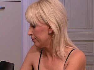 Il part et une maman en chaleur séduit sa copine
