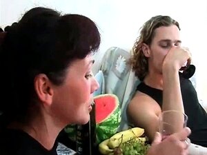 Salope mature aux cheveux noirs, chaude et sexy, avec un beau corps