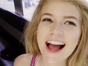 Une mignonne hôtesse en galère dans un bus de fête. La mignonne