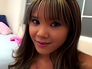 Une douce fille asiatique montre ses compétences orales. Kitty est