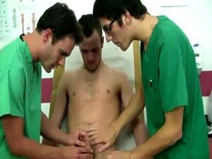 Queue gay Le grand docteur a regardé puis a claqué la bite d'Austin