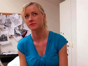 La fille européennenextdoor montre ses seins pour de l'argent